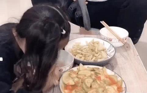 "暴躁老爹"专治闺女不吃饭,拿拖鞋扇自己脸,网友:是个狠人