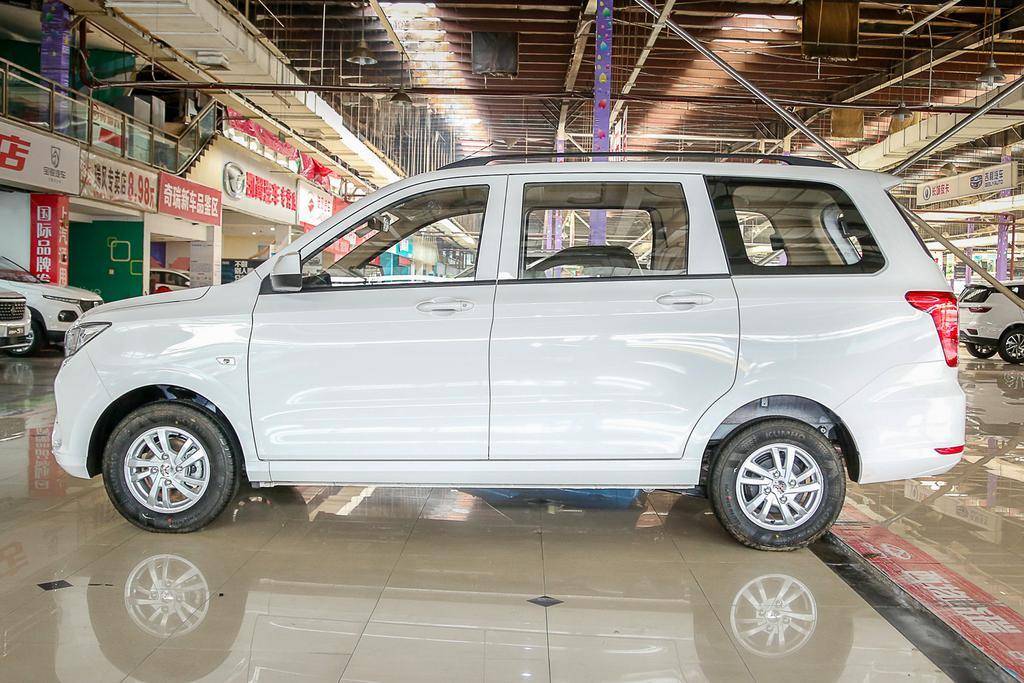 一年卖掉374878辆44米长如何放下大7座挑五菱宏光s也有门道