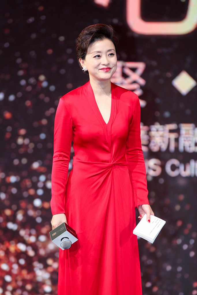 杨澜终于高调一回,穿大红色连衣裙勒出完美比例,美得高级优雅
