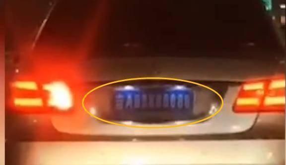 男子挂着自制车牌上路，被交警及时拦下，网友：糊弄谁呢？休闲区蓝鸢梦想 - Www.slyday.coM