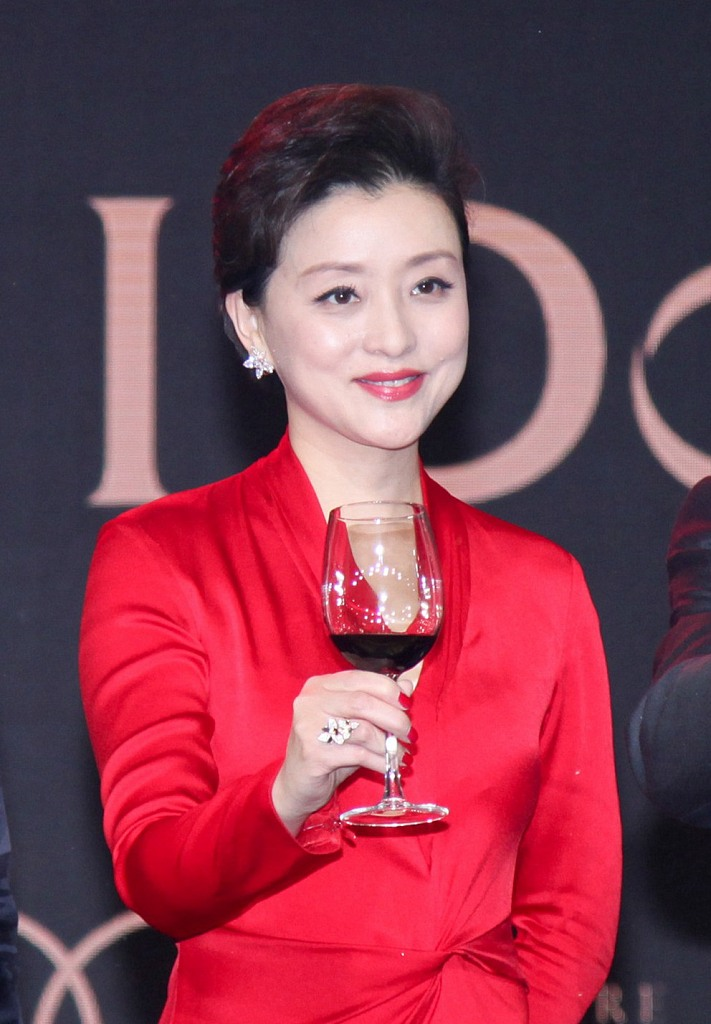 杨澜终于高调一回,穿大红色连衣裙勒出完美比例,美得高级优雅