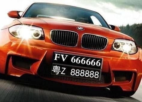 男子挂着自制车牌上路，被交警及时拦下，网友：糊弄谁呢？休闲区蓝鸢梦想 - Www.slyday.coM