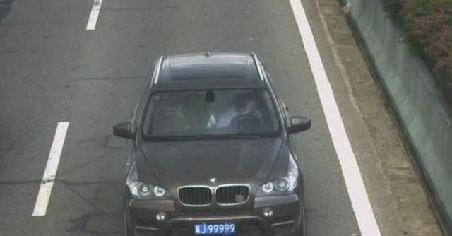 男子挂着自制车牌上路，被交警及时拦下，网友：糊弄谁呢？休闲区蓝鸢梦想 - Www.slyday.coM