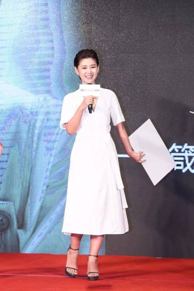 李小萌真是小个子超模,穿黑色波点连体裤录节目,满屏大长腿