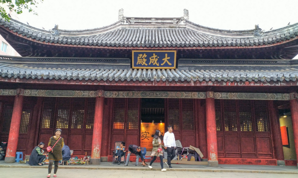 南通一座千年文庙,安静地矗立在闹市中,如今门前摆满了地摊|文庙|南通