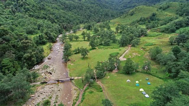 马鞍底秘境深处的世外桃源一条清幽的小河潺潺流过牛羊成群鸟飞蝶舞