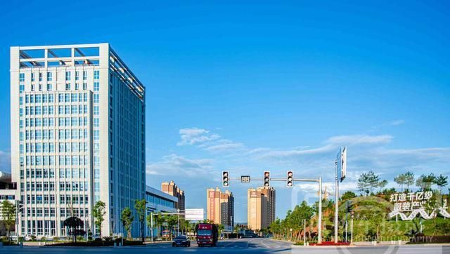 赣州于都县的城市风光,蓝天下拔地而起的林立建筑,看于都快发展