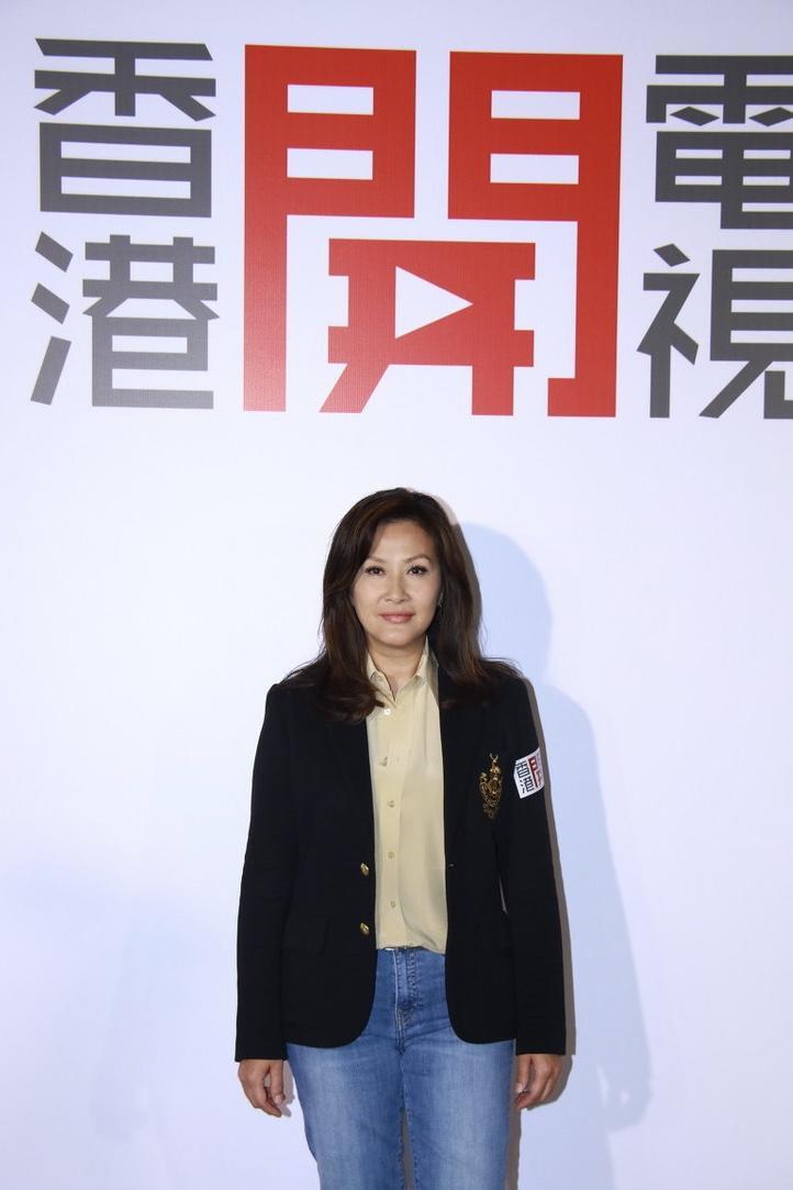 49岁陈慧珊风采不减当年!黑西装配米黄色衬衫干练利落,优雅大气