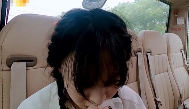 郑爽自曝偷偷抹泪,谁注意谭松韵说了句啥?真哭还是作秀一目了然