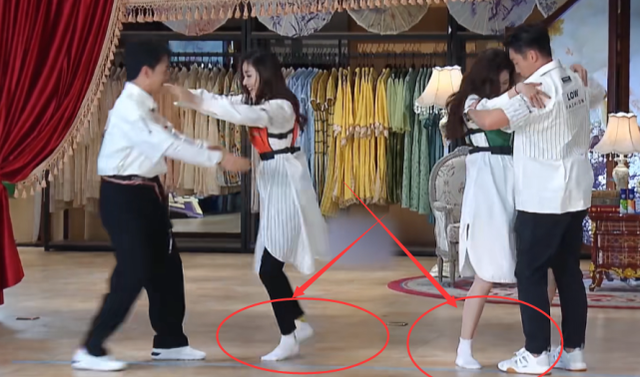 跑男女生集体脱鞋都穿白袜就baby不一样一看就是当妈的