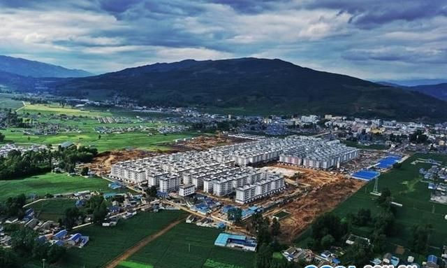 6月21日上午,凉山州布拖县县城集中安置点(依撒社区)举行房屋分配搬迁