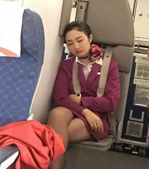在飞机上,空姐都是如何睡觉的?机长偷偷告诉你答案