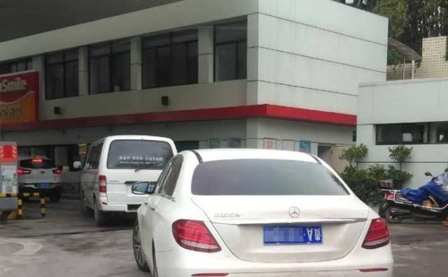 男子挂着自制车牌上路，被交警及时拦下，网友：糊弄谁呢？休闲区蓝鸢梦想 - Www.slyday.coM