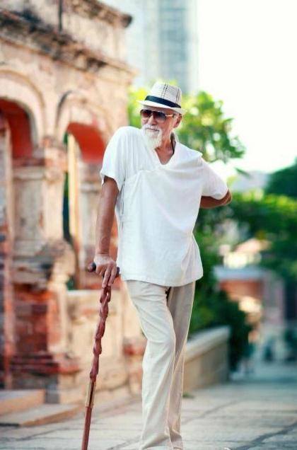 中国最潮老头,84岁穿衣时髦肌肉健硕,穿露肚脐走红毯气场强大