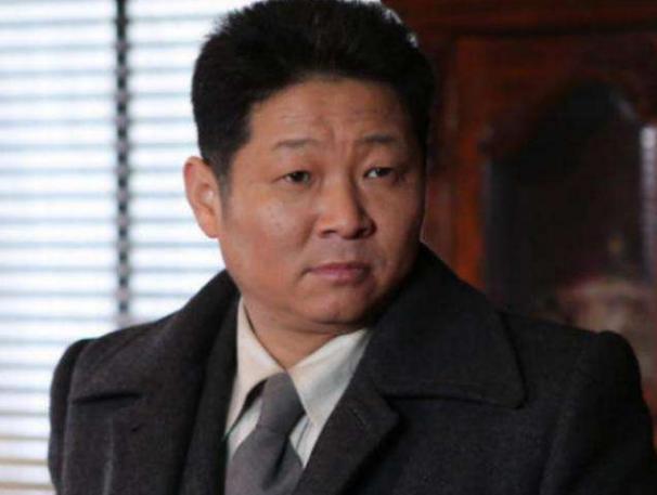 不当明星去养鸡娶小16岁娇妻戏中太监戏外富豪壕过张国立