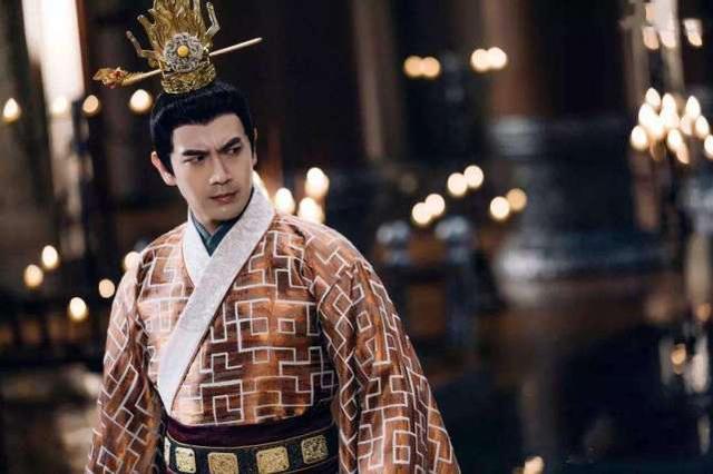 他的哥哥太子的李承乾和太宗宠爱的魏王李泰,两人为争夺皇位,卯足了劲