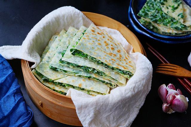 烙几张农家风味的菜馍,柔软又不失筋道,薄皮大馅真