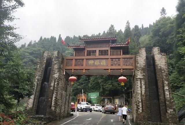 该景区在2016年时候由203名村民持股成立什邡市石门洞胜景旅游开发