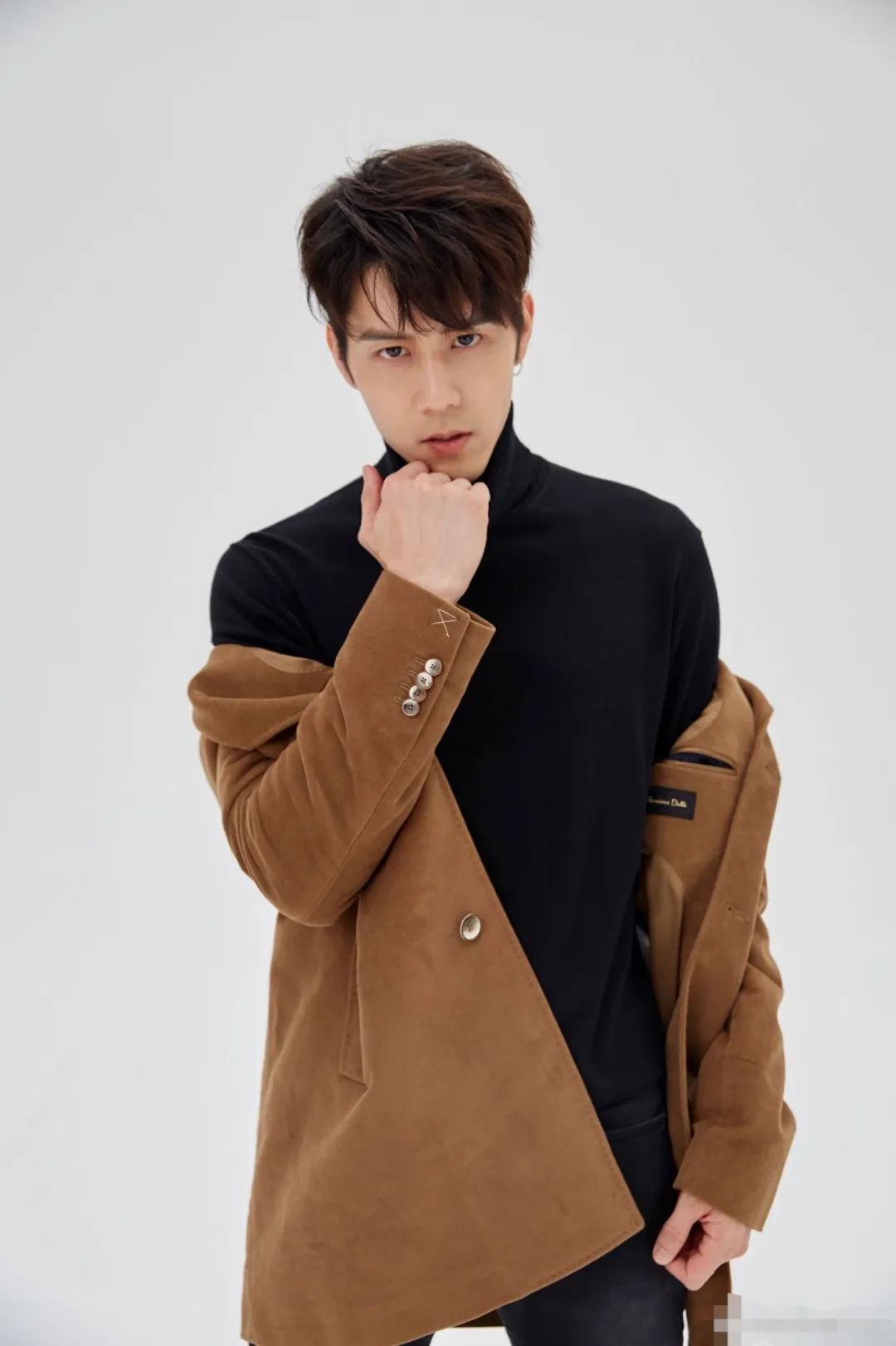 的他参演了第一部电视剧《屋顶上的绿宝石》,他在里面扮演男二聂凯