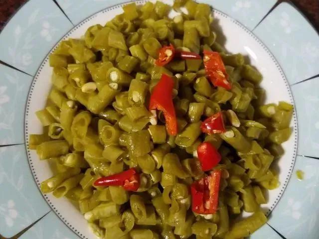 自制酸豆角:早上熬粥喜欢吃一些小咸菜的朋友