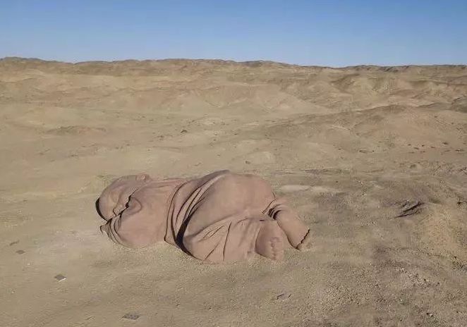 在戈壁滩上躺了2年多,长达15米的"巨婴",其原因让人心酸