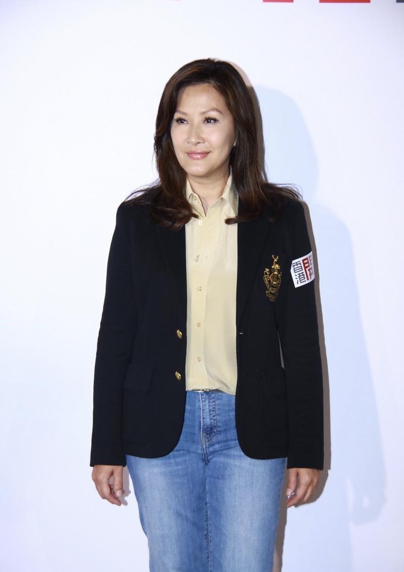 49岁陈慧珊风采不减当年!黑西装配米黄色衬衫干练利落,优雅大气