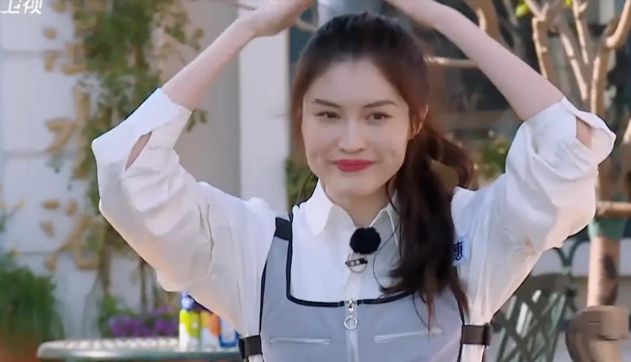 跑男5位女嘉宾遭遇高压水枪张天爱防护姿势亮了女生都懂