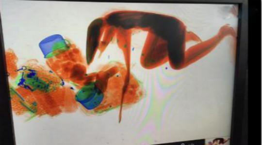 女子过火车站安检, 屏幕出现骨头和内脏, 真相让人哭笑不得