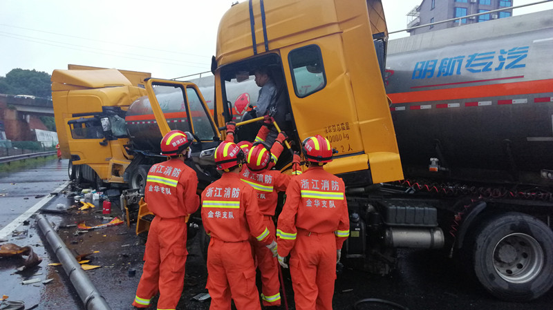暖心出警遇堵两位大哥雨中狂奔三公里为消防车开道