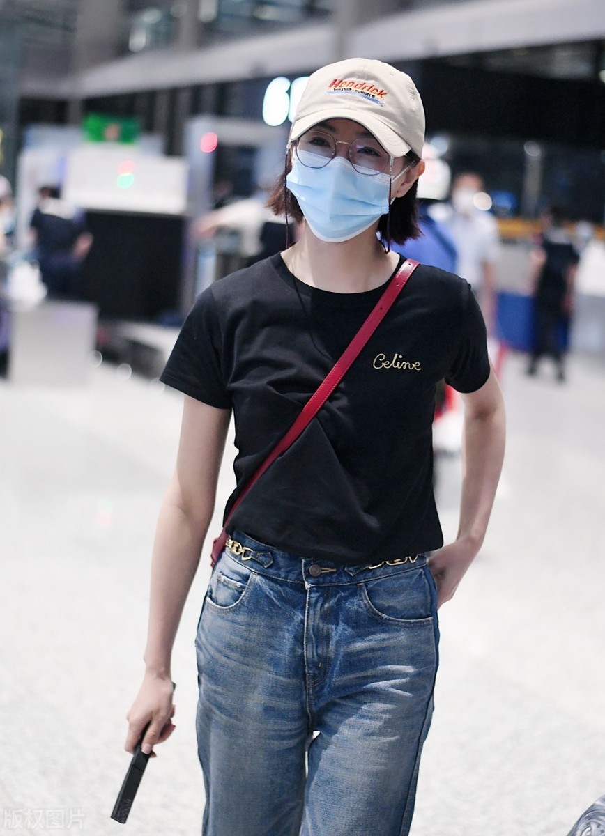 万茜活动结束离开酒店助理随行,舞台上的张扬,舞台下却很低调