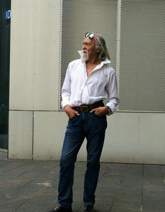 中国最潮老头,84岁穿衣时髦肌肉健硕,穿露肚脐走红毯气场强大