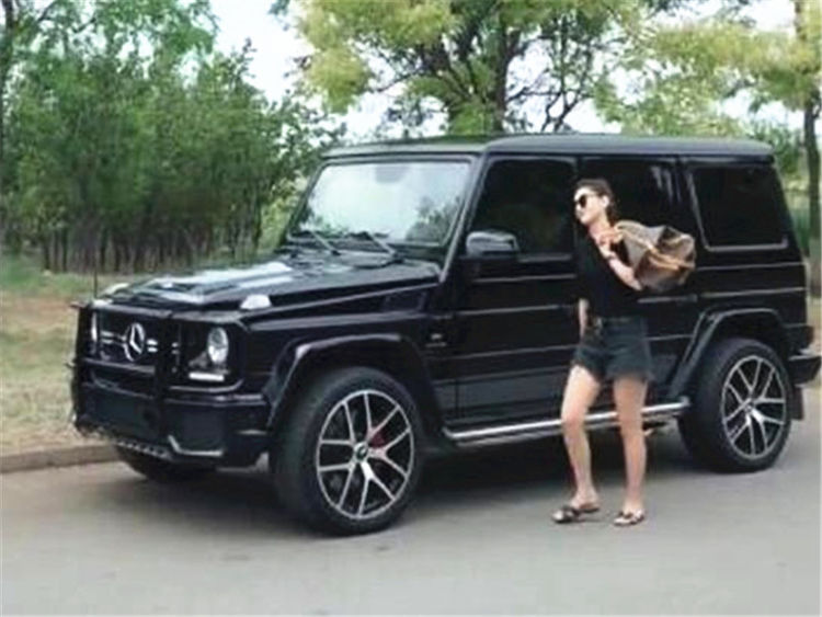 女司机开奔驰大g去洗车,当场撞穿墙壁,老板:您真是够幸运了!