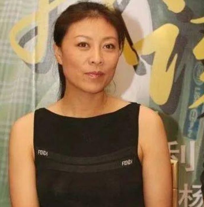 她是张嘉译的"前妻",患癌后遭丈夫抛弃,今女儿靠跑龙套养她|岳红