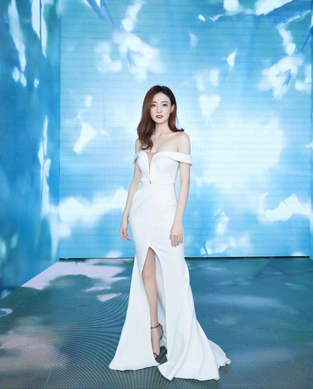 徐璐分手后也放开了穿透视黑纱走机场随性拎三个绿色包