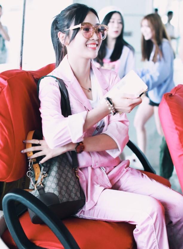 吴宣仪的耳环太简陋了一根细线加一片纸巾就好了想扯下擦嘴巴