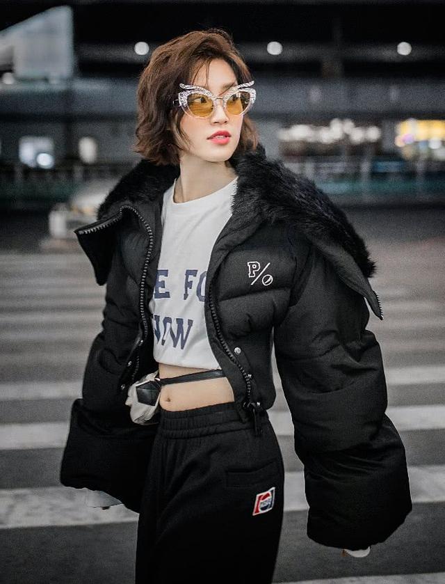 "尔晴"这是闹哪出啊,在羽绒服里面穿露脐装,到底是冷还是热!