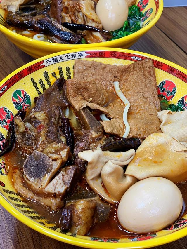 长春这家牛排板面19元一大碗真有大牛排,还有肥肠,羊排,棒骨
