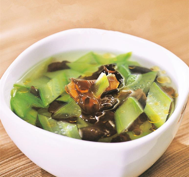 木耳黄瓜汤黄瓜水分多,热量低,富含多种维生素,其中含有的黄瓜酶,能够