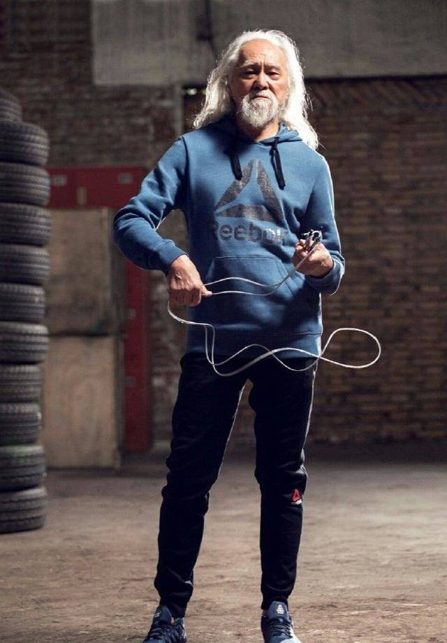 中国最潮老头,84岁穿衣时髦肌肉健硕,穿露肚脐走红毯气场强大