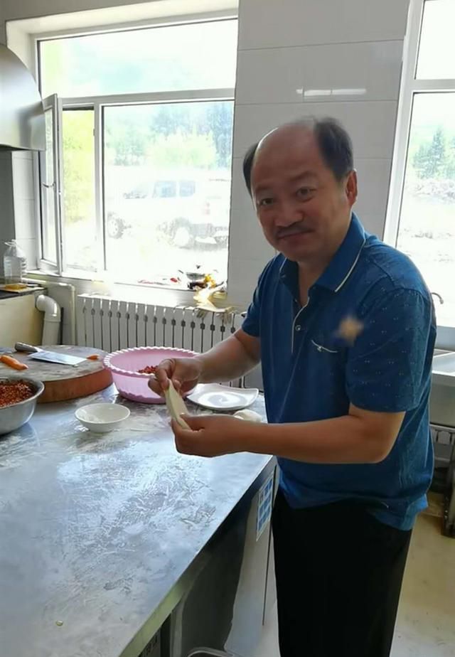 象牙山谢广坤生吃葱叶,被谢永强喂凉水,去大脚超市都不给开门