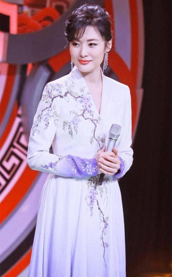 52岁周涛状态真绝了!穿白衬衫配白裤优雅大方,气质太惊艳