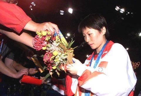 李菊在给球迷签名女乒更新换代的速度非常快,要不了多久就会有很多人