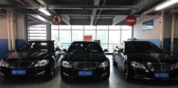 男子挂着自制车牌上路，被交警及时拦下，网友：糊弄谁呢？休闲区蓝鸢梦想 - Www.slyday.coM