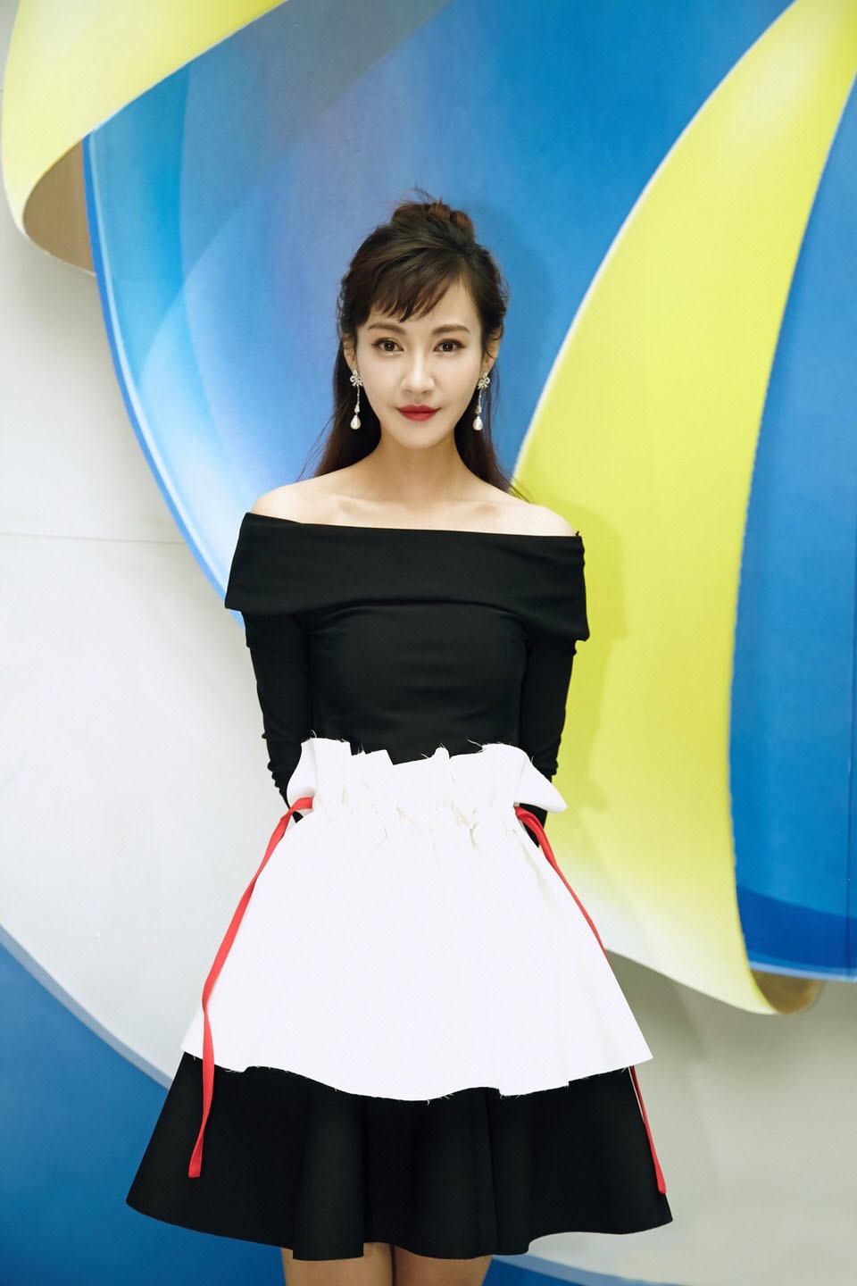 相信很多小伙伴都想要让自己穿上迷人的连身裙吧,就像照片中的林雪一