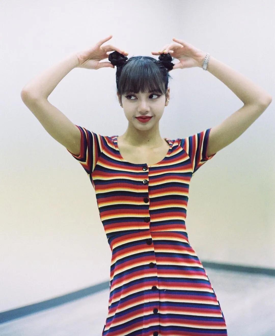 发量多的仙女完全可以像lisa这样扎两个俏皮的丸子头,减