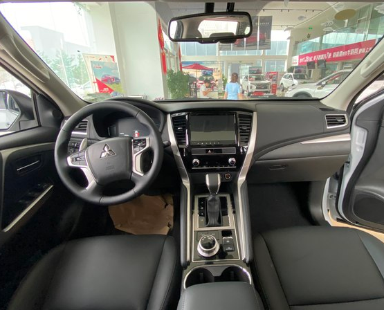 2020款帕杰罗劲畅到店轴距2800mm配7座35l爆发209马力
