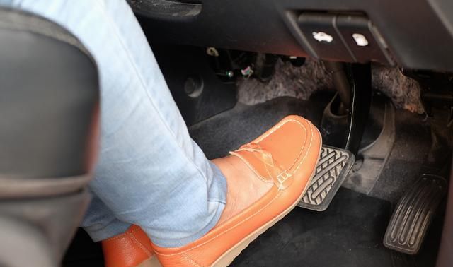 开车时,大脚油门和轻踩油门哪个更伤车?修车工:你八成弄错了