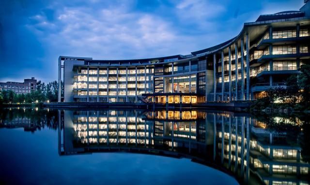 位于中国台湾省新竹市,是台湾顶尖研究型重点大学之一