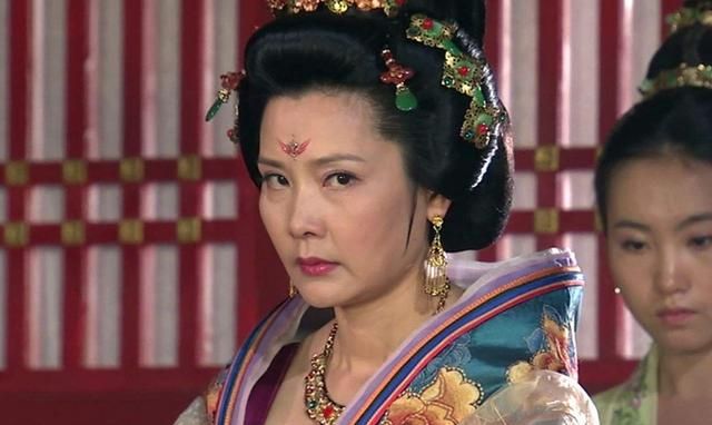 这位女子就是惠妃,她的家世十分显赫,当时出生于尊贵的叶赫那拉氏家族