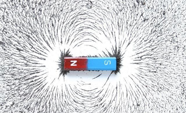 两块磁铁之间产生的磁力,是靠什么粒子来进行传递的?